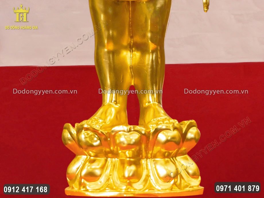 Ng&agrave;i được đ&uacute;c đứng tr&ecirc;n đế hoa sen